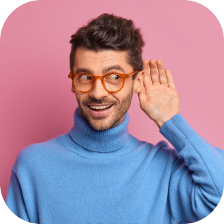 Фото человека с ноутбуком