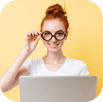 Фото человека с ноутбуком